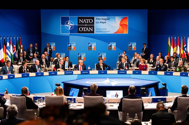 ＮＡＴＯ全体会議に出席した加盟国首脳ら（25日、オランダ・ハーグ）