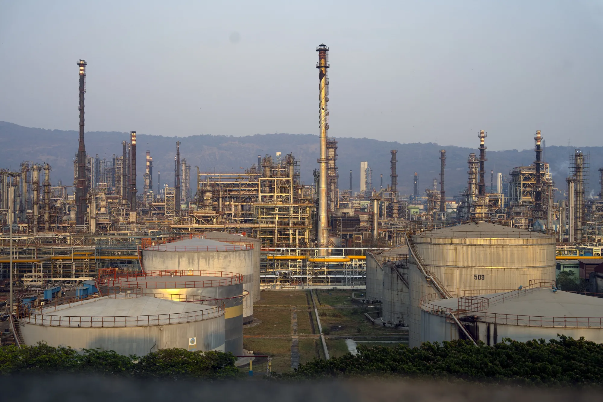 India Faces Widening Budget Deficit Amid Oil Market Turmoil