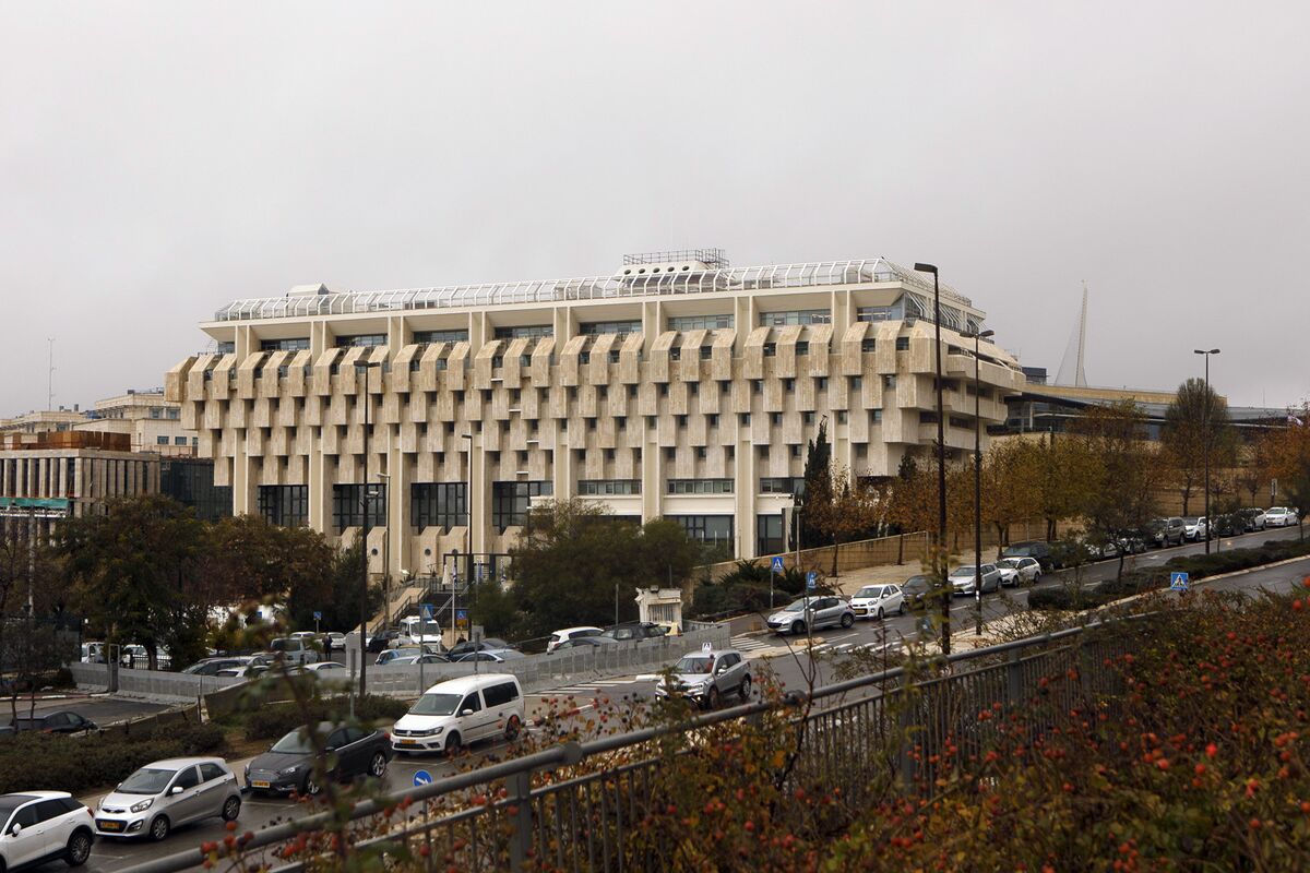 War’s Economic Toll Steals Spotlight From Israel Interest Rates