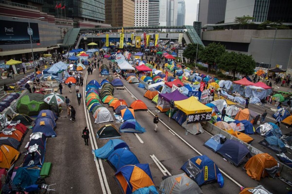 Hong Kong Student Protestors Limp Back to the Classroom - Bloomberg