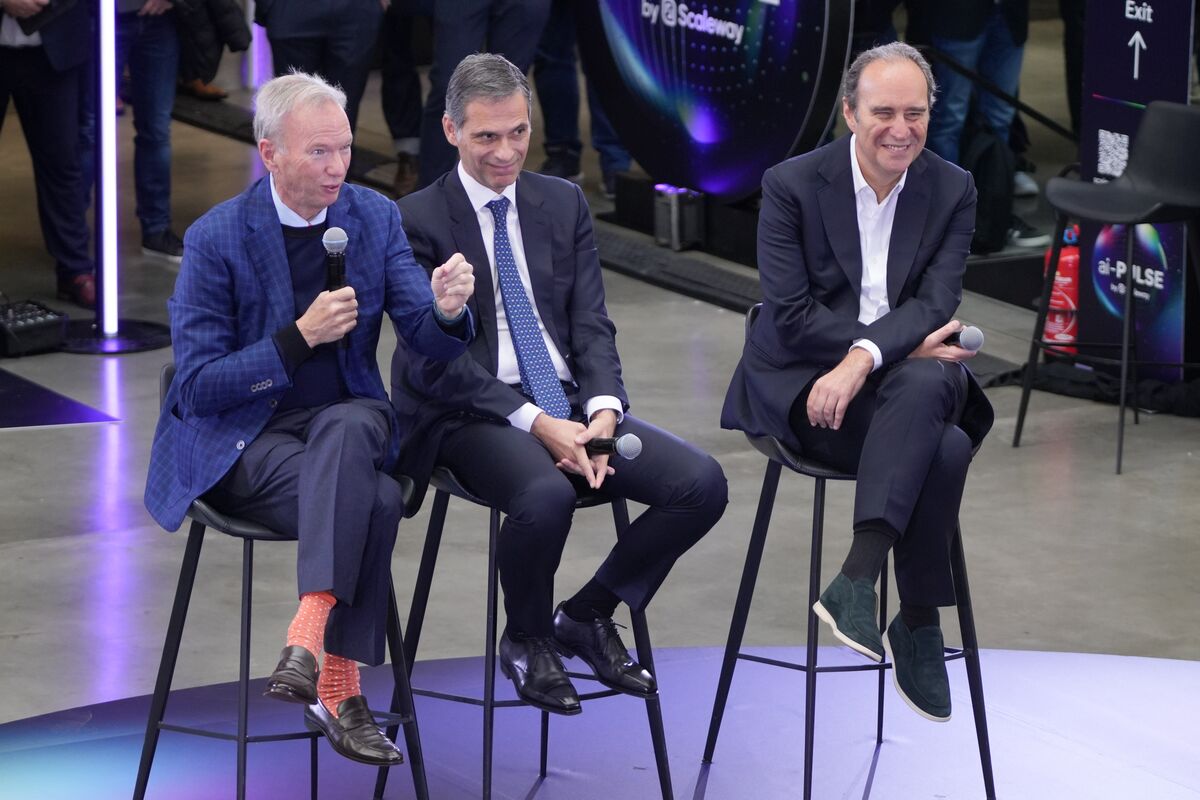 Billionaires Niel, Saadé, Schmidt Invest in €300 Million AI Lab - Bloomberg