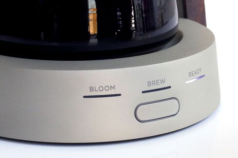 The Ratio Eight automatically transitions from blooming the coffee to full-on brew mode.
