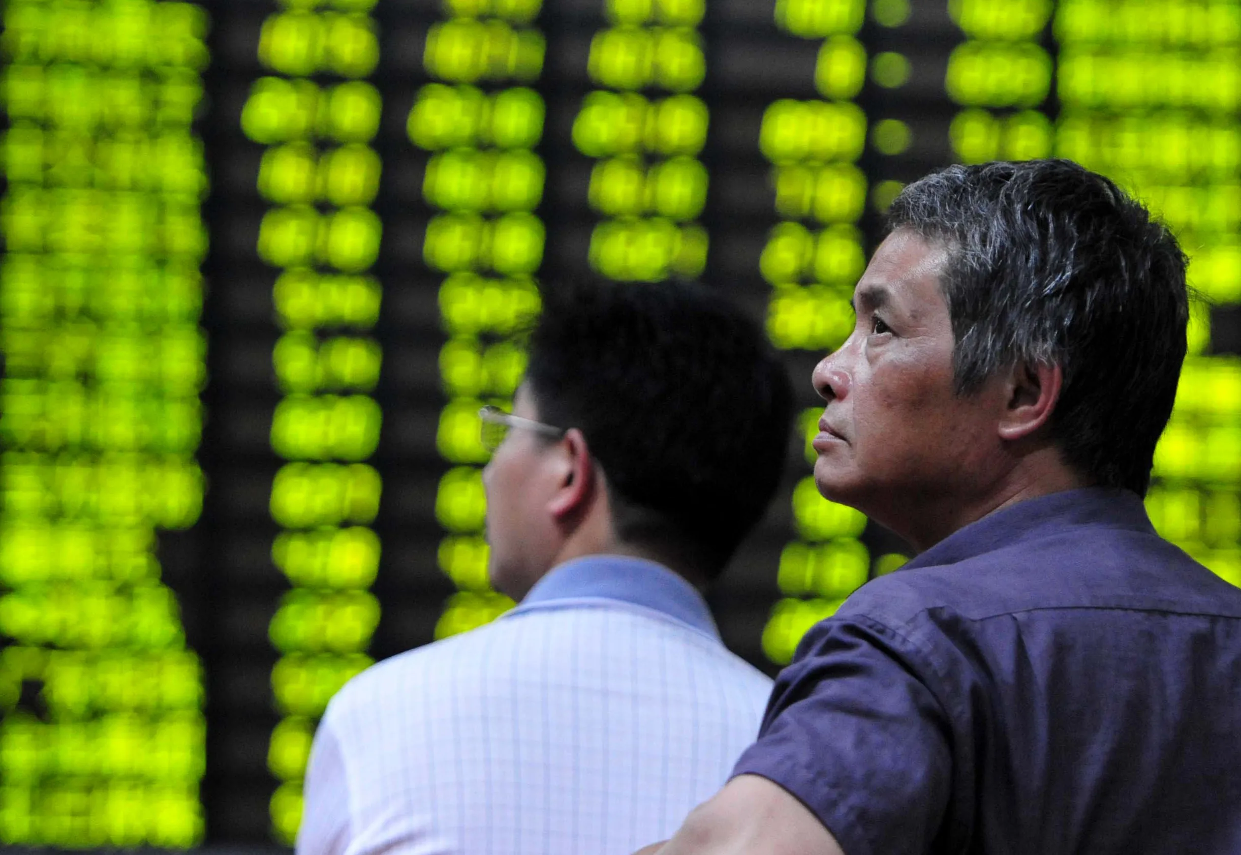 JIUJIANG, CHINA - JUNE 24:  (CHINA OUT) Investors watch the electronic board at a stock exchange hall on June 24, 2013 in Jiujiang, China. Chinese shares dropped remarkably on Monday. The benchmark Shanghai Composite Index down 109.86 points, or 5.3 percent, to close at 1,963.24. The Shenzhen Component Index fell 547.52 points, or 6.73 percent, to close at 7,588.52.  (Photo by VCG/VCG via Getty Images)