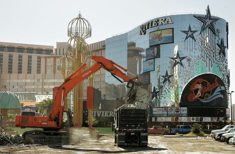Las Vegas' Legendary Riviera Hotel Will Be Destroyed to Make Way for a New  Strip - Bloomberg