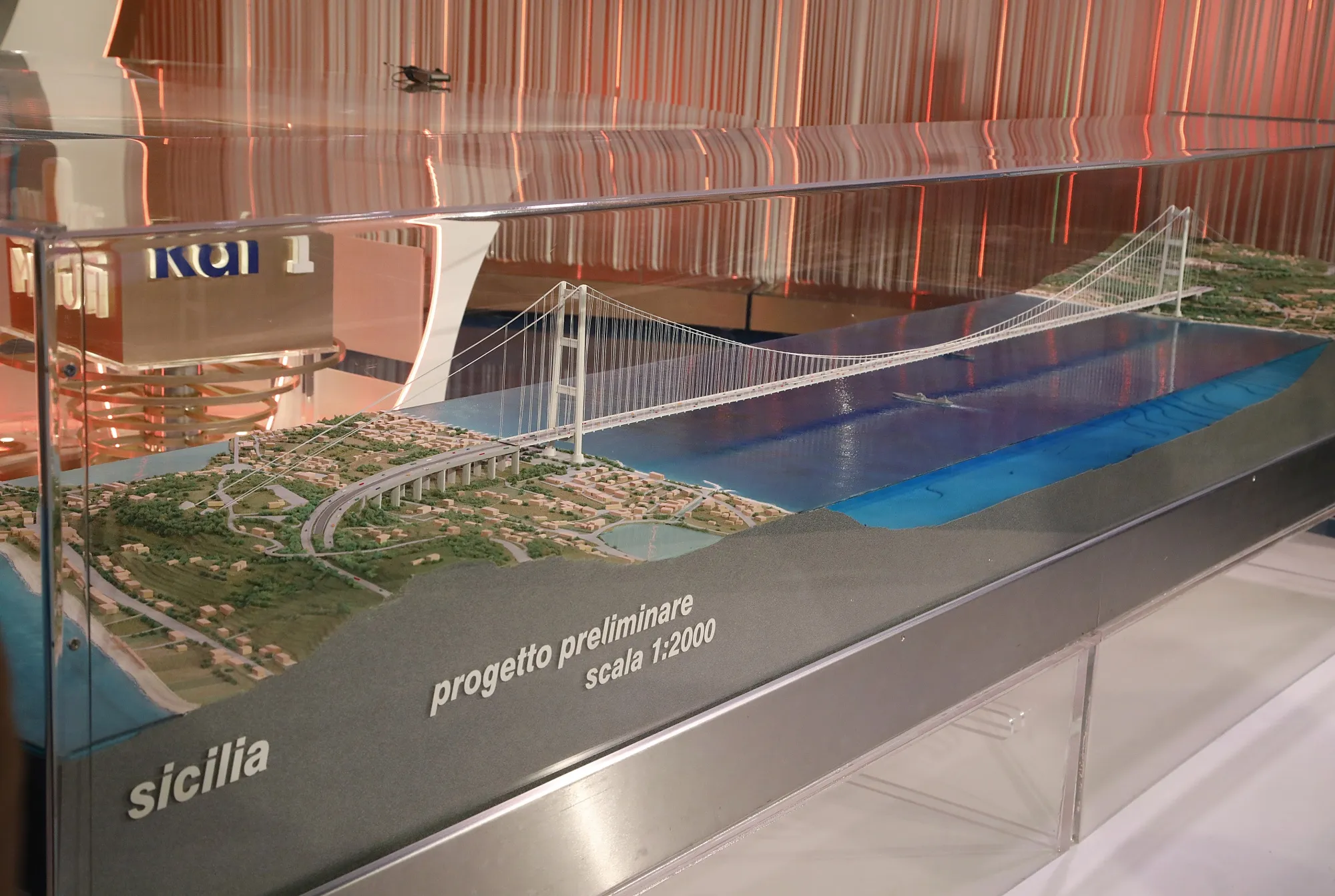 The model&nbsp;of the bridge over the Strait of Messina.