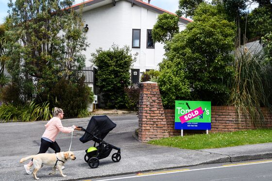 Housing Frenzy in New Zealand Exposes Perils of Ultra-Low Rates