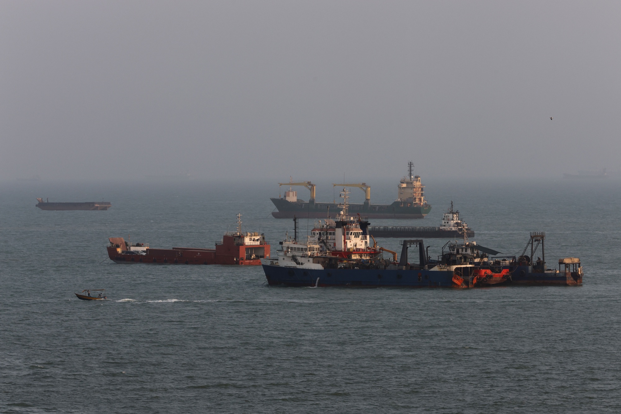 Two Chinese supertankers U-turn in Hormuz as risks to shipping remain high; visible traffic slows amid ongoing threats from Iran.