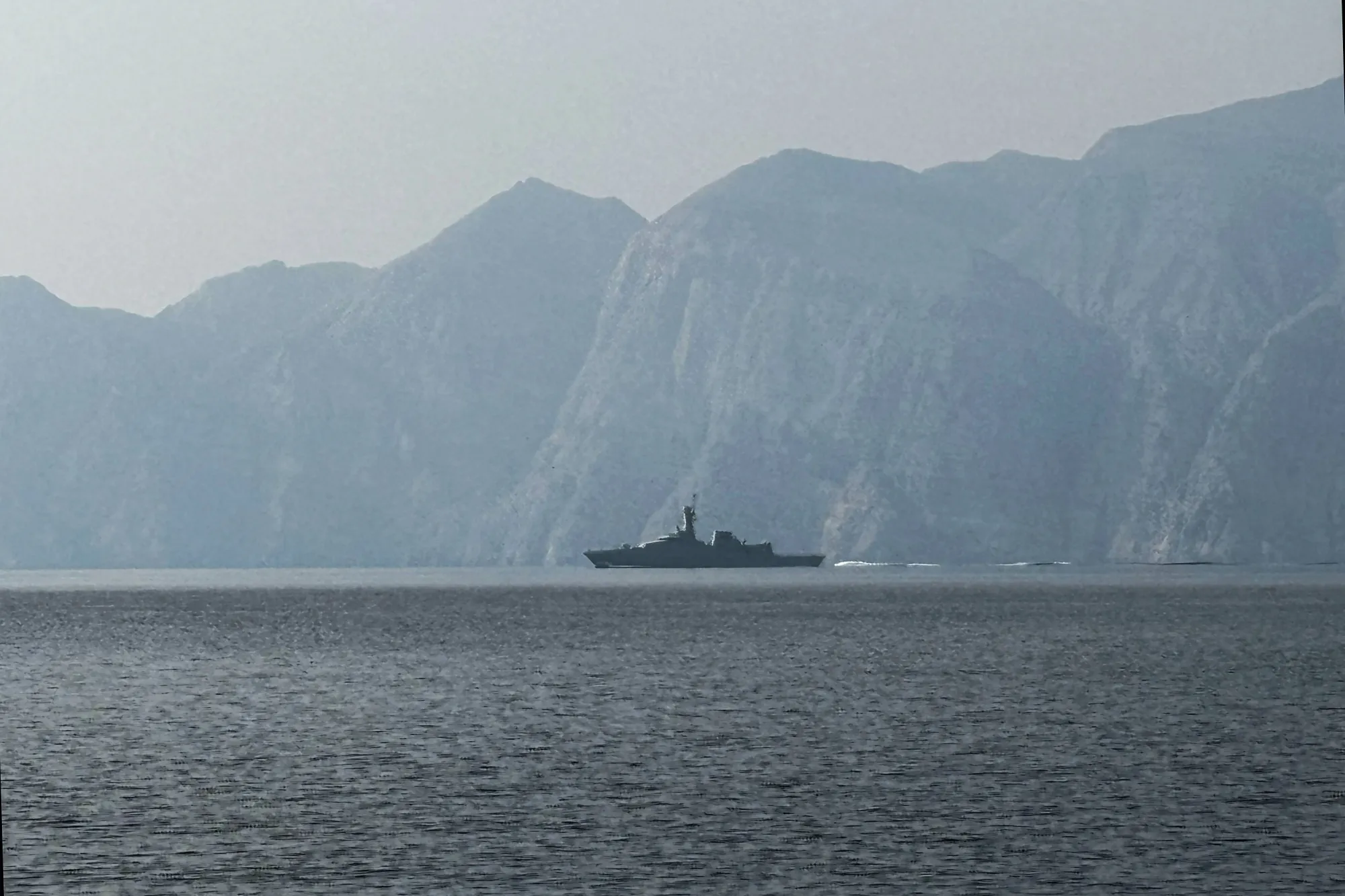 ホルムズ海峡を航行する軍艦