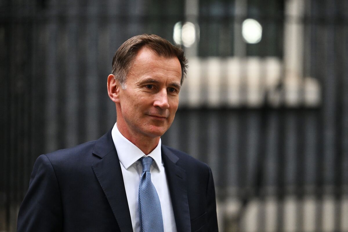 Hunt Vows to Keep 'Watchful Eye' on Pricing by UK Companies - Bloomberg