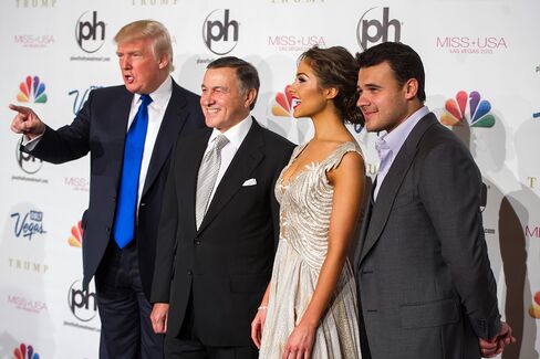 左からトランプ氏、アラス・アガラロフ氏、2012年ミス・ユニバースのオリビア・クルポ氏、エミン氏(13年のミス・ユニバース大会で)