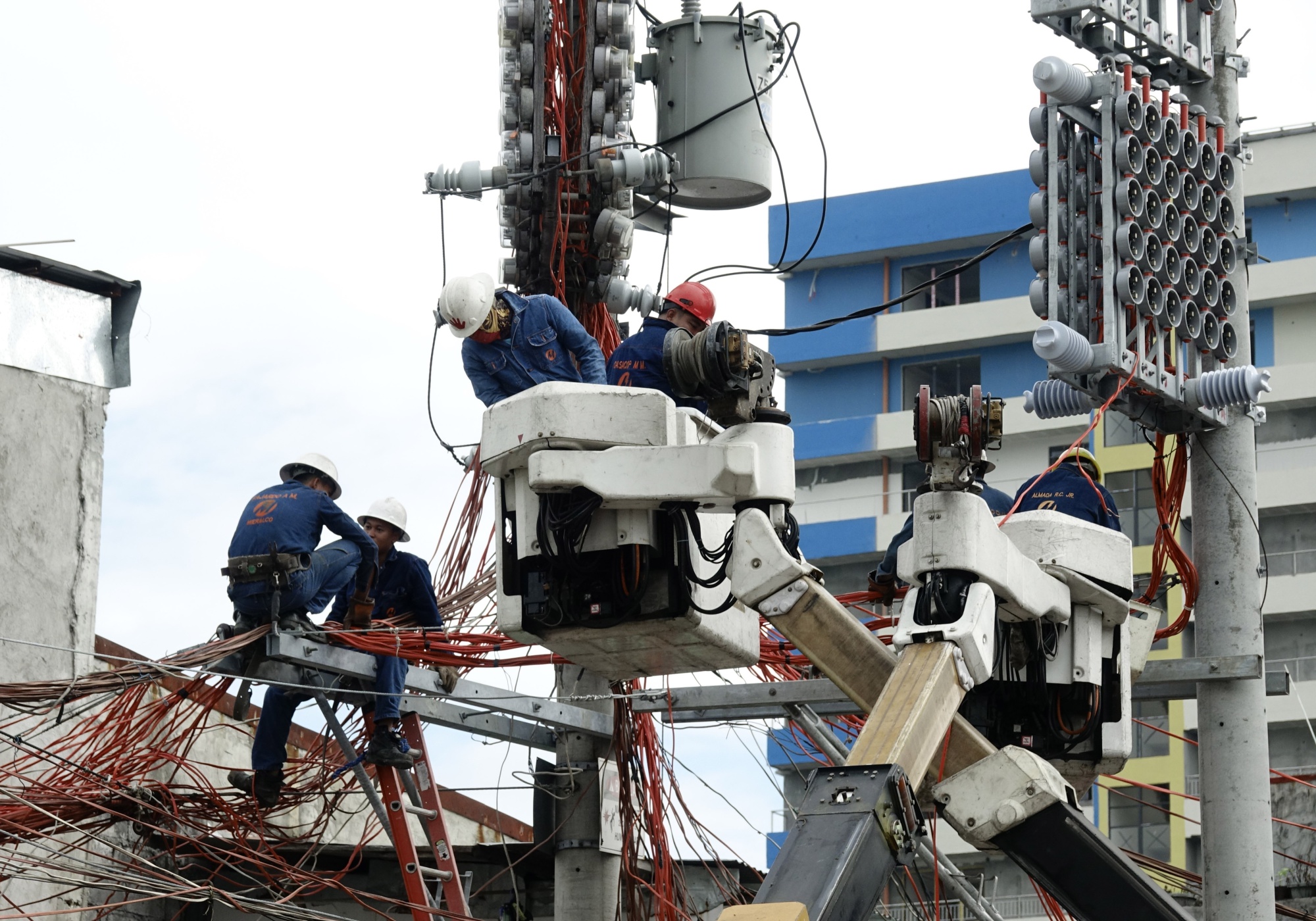 Christmas Storm Kills At Least 16, Thousands Flee in Philippines ...