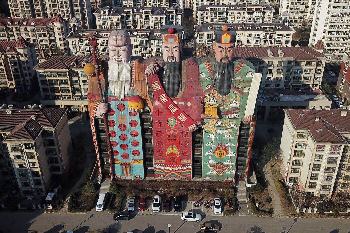 Enorme hotel con forma de deidades chinas en Langfang