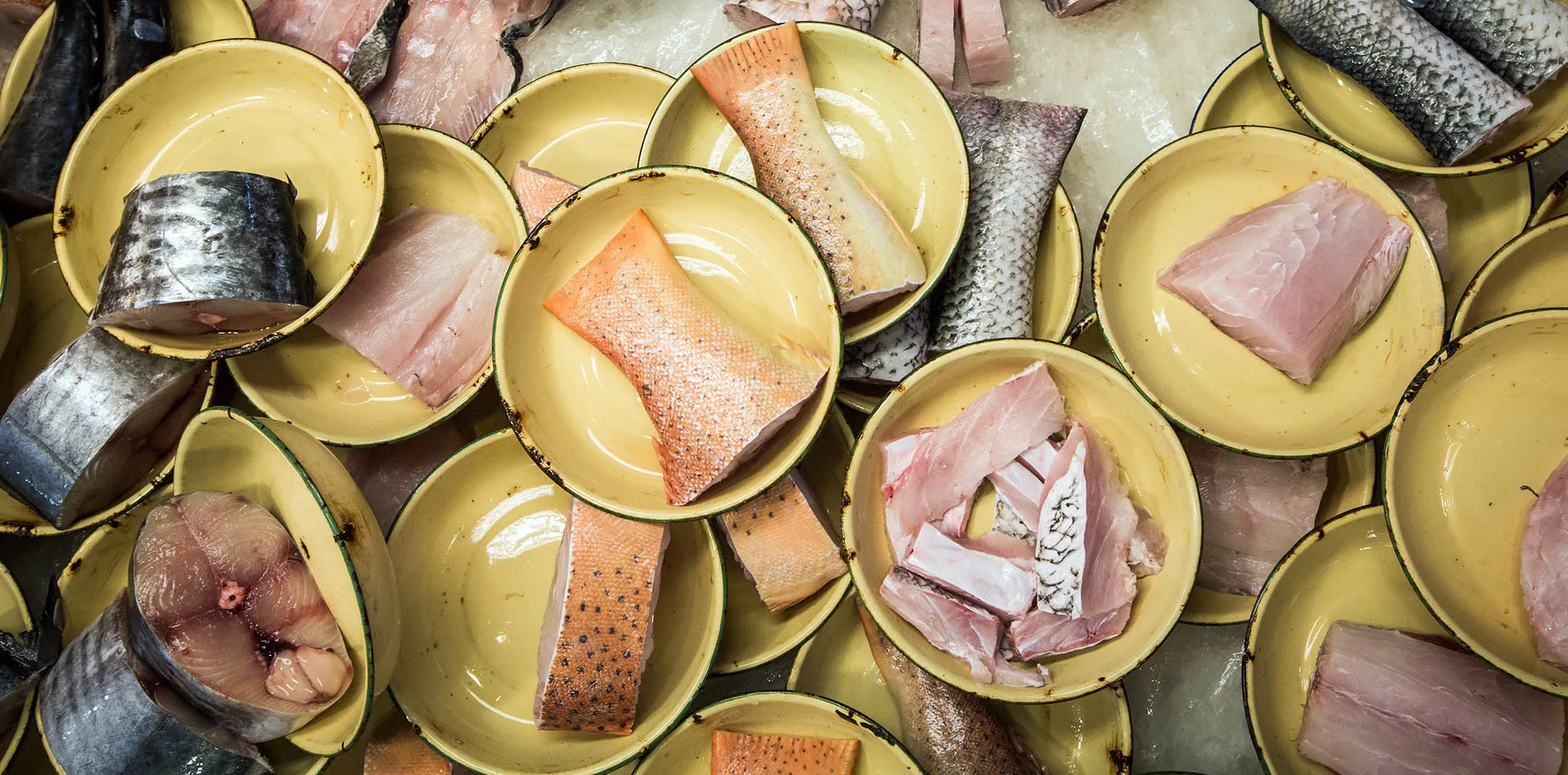 An assortment of fish sits on display at a seafood stall inside the Chinatown Wet Market in Singapore, on Wednesday, Nov. 4, 2015. The Monetary Authority of Singapore eased monetary policy for the second time this year last month, as trade ministry data showed the economy narrowly avoided a technical recession, saying weakening prospects for global growth will pose “headwinds” in the coming months.
