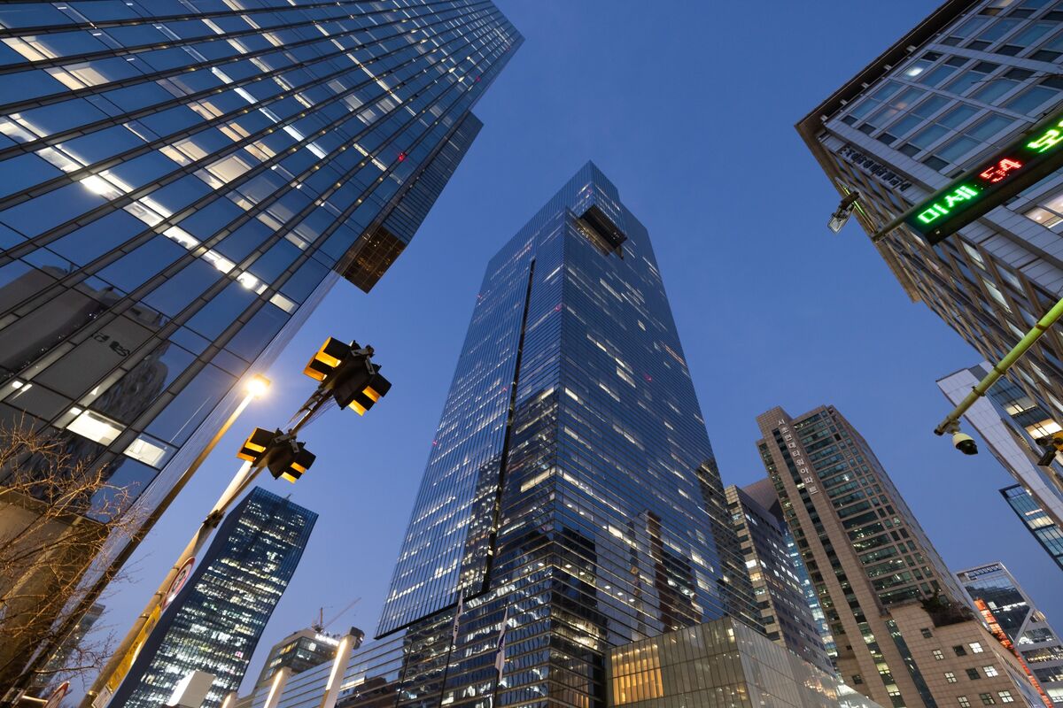 bloomberg.com - Denny Thomas - Korean Financial Firms Chase Bold Overseas M&amp;A to Fuel Growth