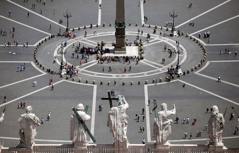 Pope Francis Names Panel to Overhaul Vatican Finance Structure
