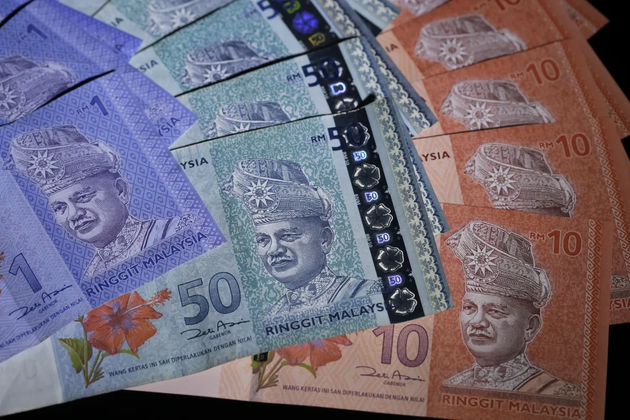 Malaysia Rules Out Capital Controls as Currency Plunges - Bloomberg