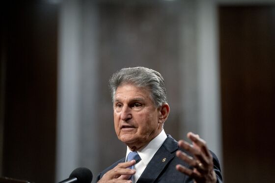 Manchin Urges Powell to Start QE Tapering, Citing Inflation Risk