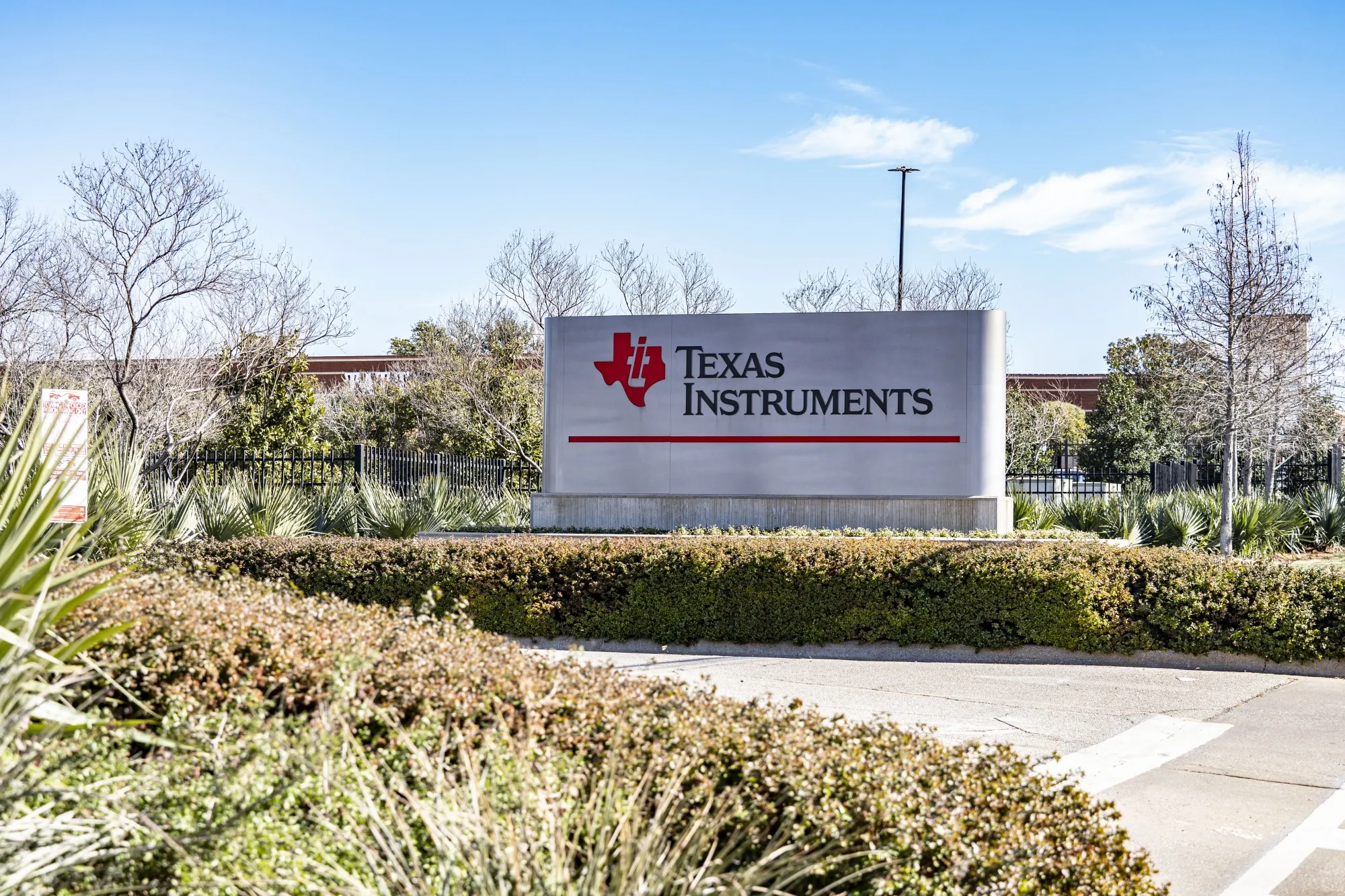 Вивіска компанії Texas Instruments біля штаб-квартири компанії