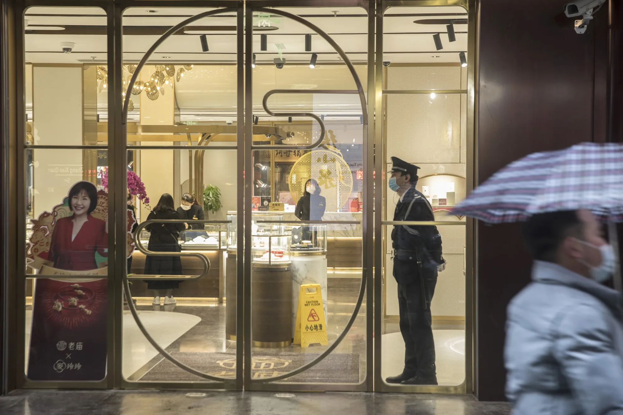 Luxury Shoppers in China Emerge From Quarantine to Buy Again - Bloomberg