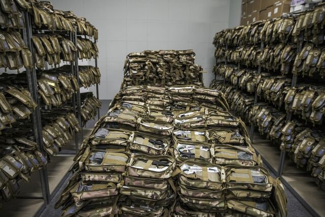 The NGO “Ptakhy,” founded by Tata Kepler, who used to run three bars in Kyiv before the full-scale invasion, is focused on tactical and civilian medicine: IFAKs for soldiers, medical backpacks for paramedics, medicine supplies for hospitals, humanitarian missions to the liberated areas.