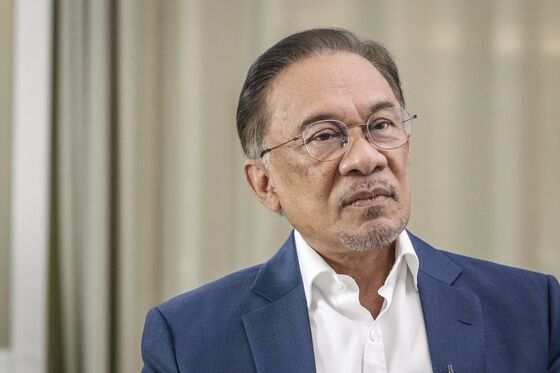 Anwar Says He Will Succeed Mahathir as Malaysia Prime Minister Around 2020
