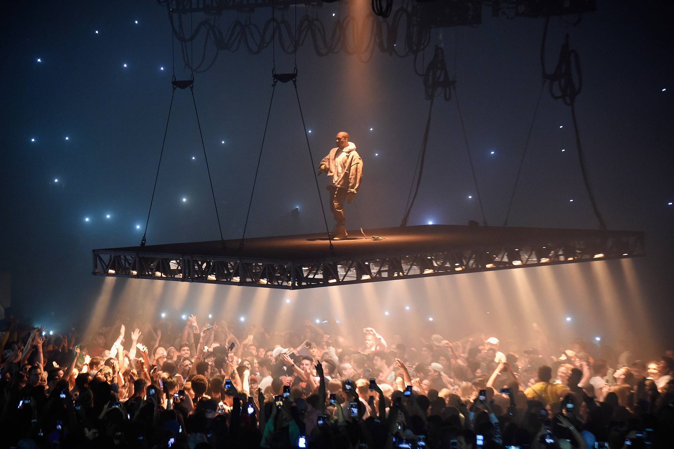 W performance. Канье Уэст на подвесной сцене. Kanye West концерт. Концерт Канье Вкста. Kanye West выступление на сцене.