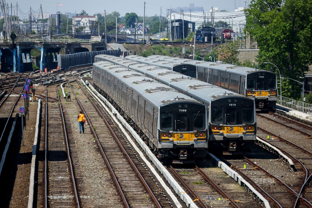 NY’s LIRR Resumes Train Service After Labor Deal to End Strike