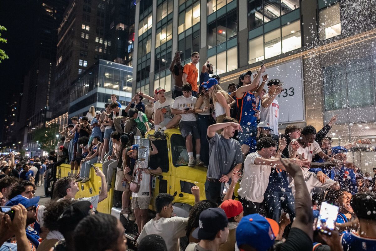 A Day After Knicks’ Crowning, New Yorkers Keep the Party Going