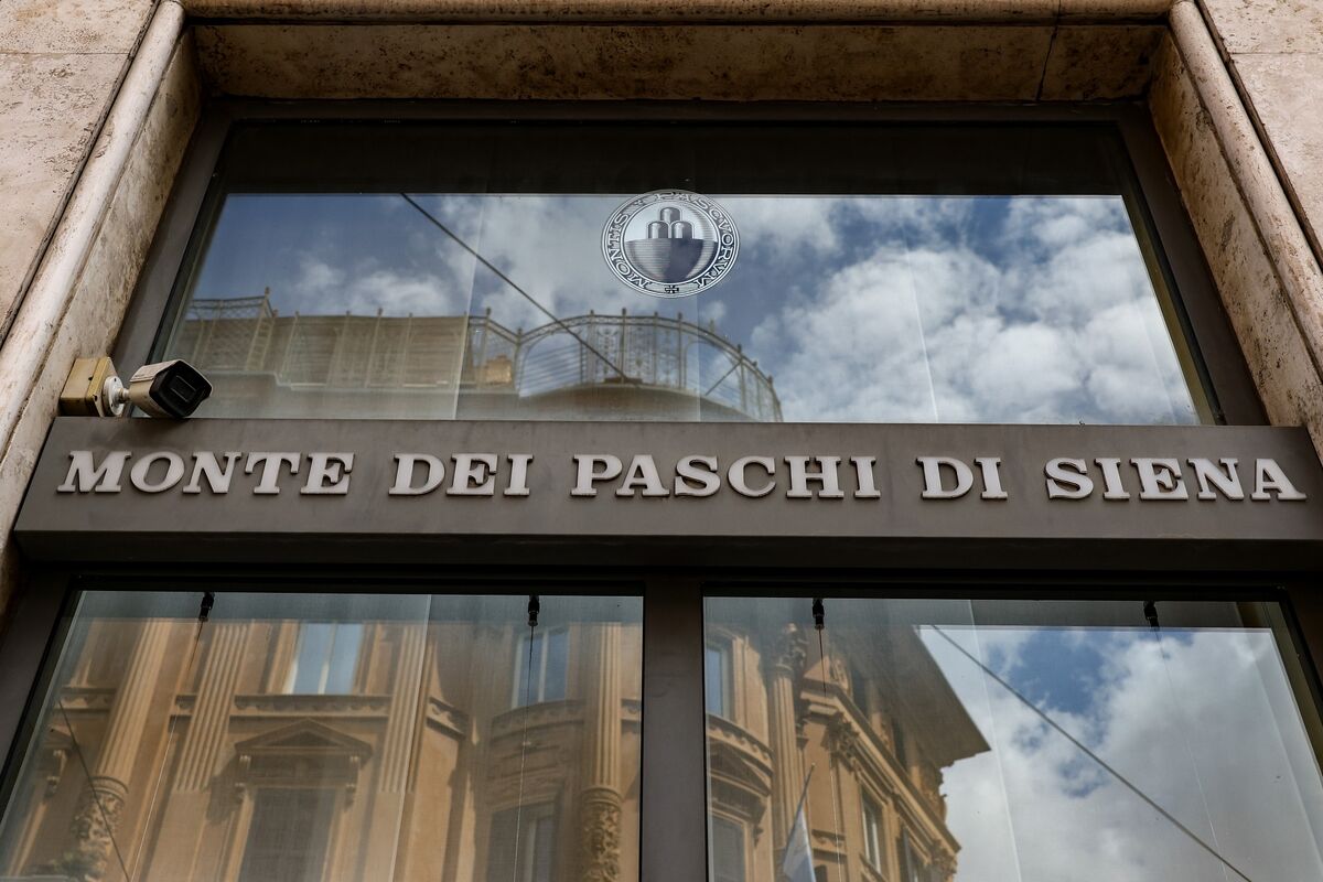 Axa Braces for Loss of Paschi Contract as Italy Bank Deals Swirl