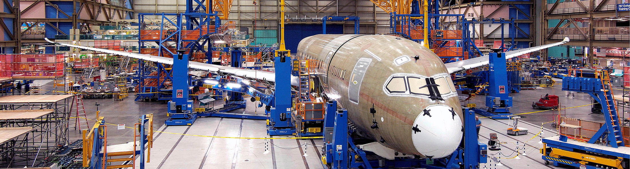 epa01905515 (FILE) A file photograph showing the start of final assembly on 15 February 2008 on the second flight-test airplane for the new Boeing 787 Dreamliner aircraft. US aerospace giant Boeing reported 21 October 2009 it lost almost 1.6 billion dollars in the third quarter of 2009 amid heavy costs related to production problems, with the company drastically lowering its 2009 profit target. The figure - worse than industry analysts? expectations - compares with a profit of 695 million dollars in the same period last year. EPA/THE BOEING COMPANY / HO EDITORIAL USE ONLY *** Local Caption *** 00000401770963
