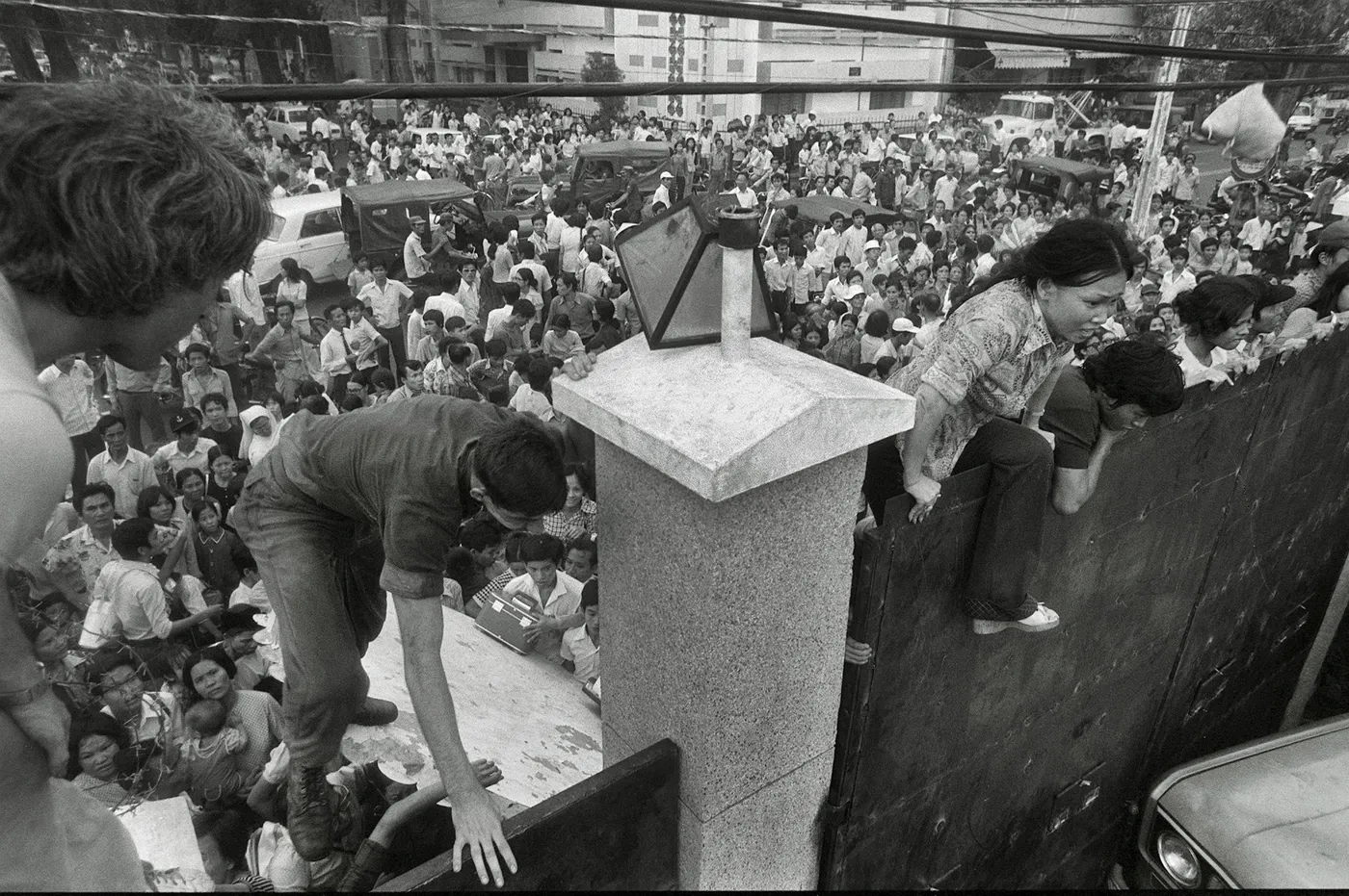 غیرنظامیان ویتنامی در حال بالا رفتن از دیوار سفارت آمریکا در سایگون در سال 1975