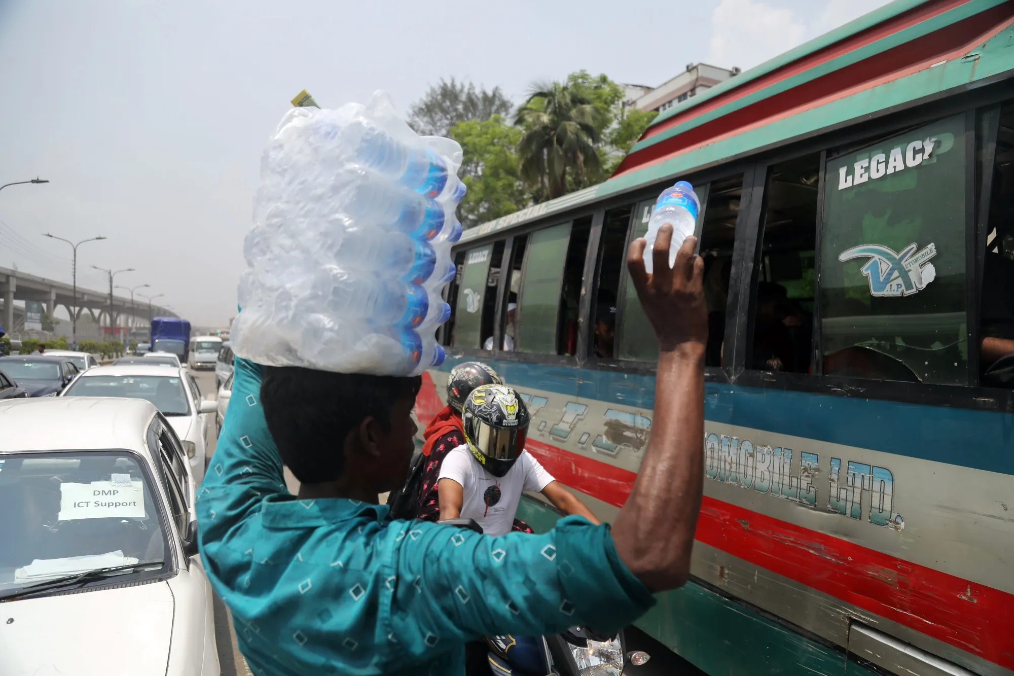 A street vendor sells bottles of chilled water during high temperatures in Dhaka, Bangladesh, on Tuesday, June 6, 2023.&nbsp;