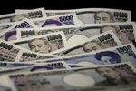 Japanese yen banknotes of various denominations are arranged for a photograph in Tokyo, Japan, on Wednesday, July 22, 2015.  The yen slipped 0.1 percent to 124.03 per dollar after better-than-expected data on U.S. housing and a continuing commodity rout boosted the greenback.