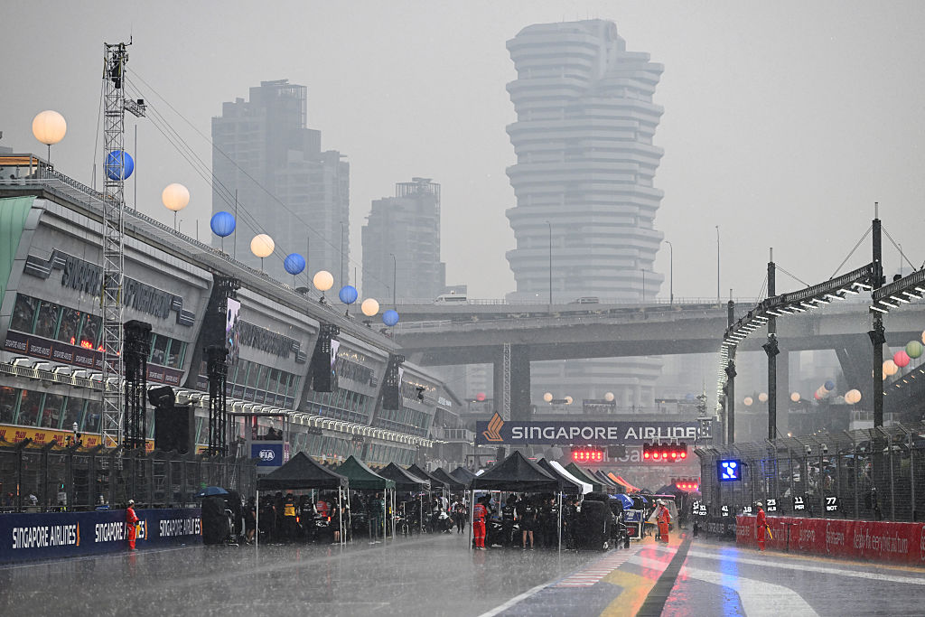 Image associated with story "Singapore F1 Race Draws Near-Record Turnout Despite Choking Haze"