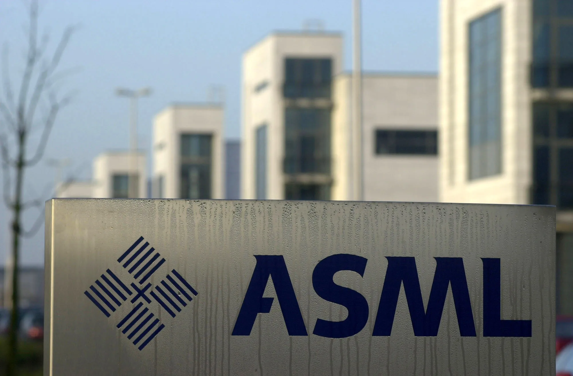 A las afueras de la oficina principal de&nbsp;ASML Holding N.V. en Veldhoven, Países Bajos.