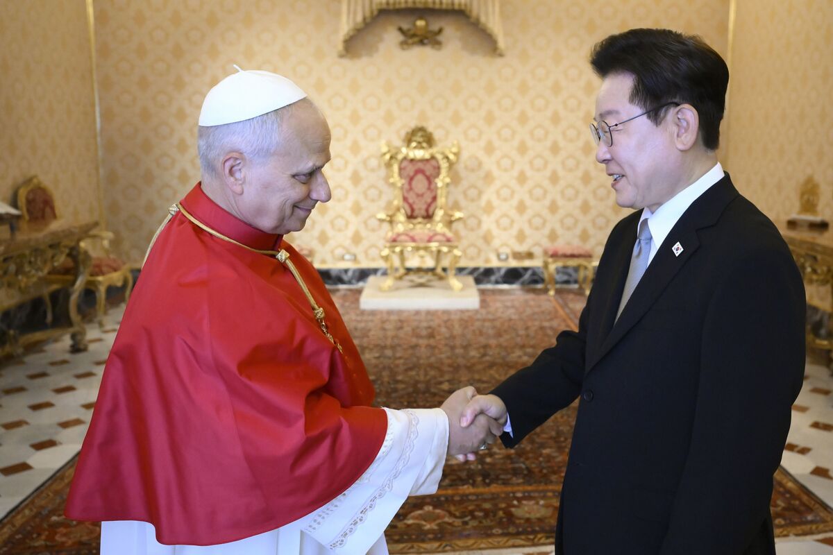 Lee Invites Pope to South Korea Next Year, Discusses North Korea