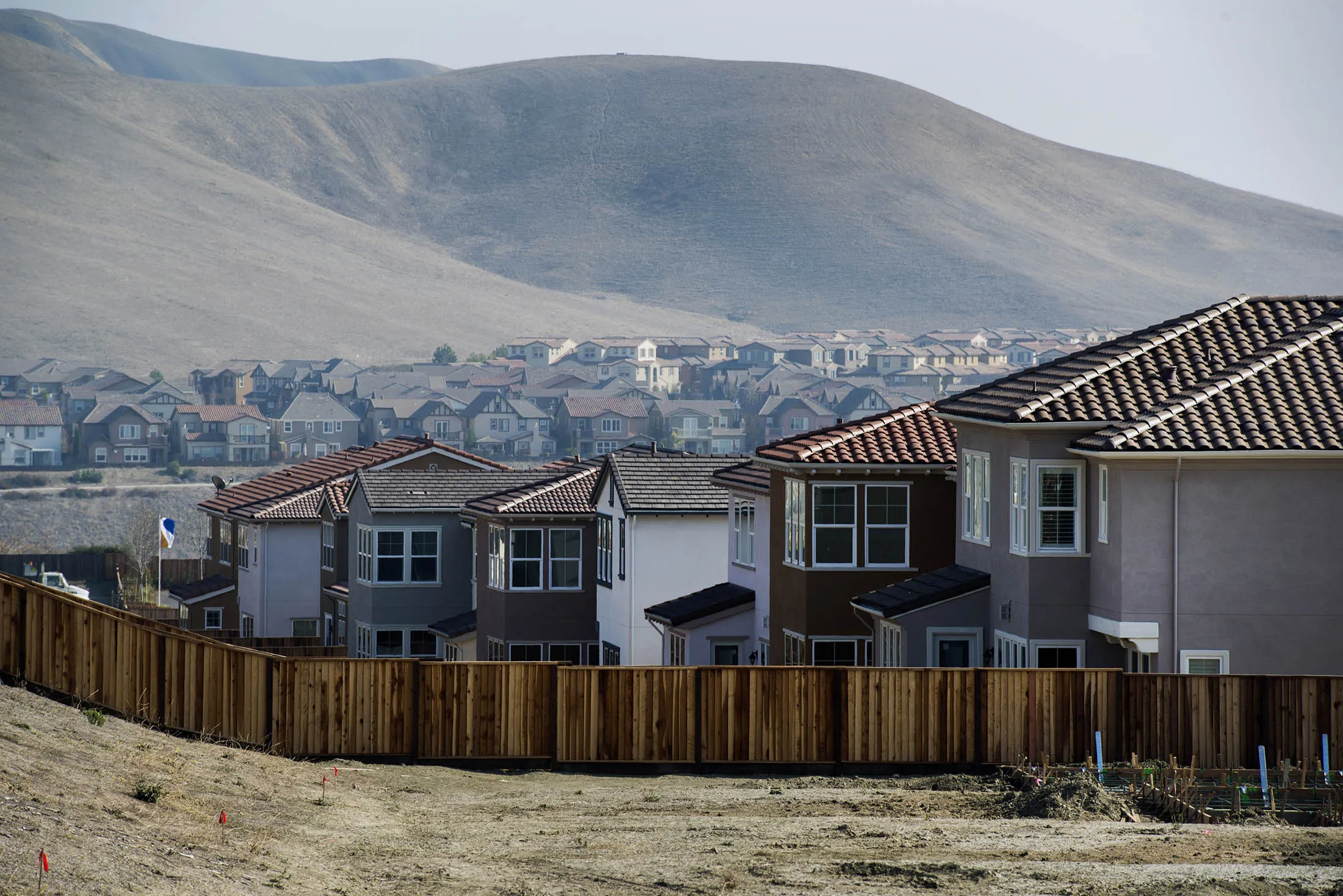 New homes stand at the Shapell Industries Inc. Gale Ranch community in San Ramon, California, U.S., on Friday, Jan. 24, 2014. Purchases of new homes in the U.S. fell more than forecast in December, ending the industry’s best year since 2008 on a sour note.
