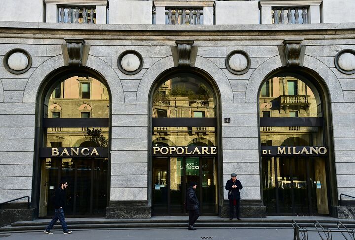 Italian Bank Merger Wins Backing as Hurdles Remain to More Deals ...