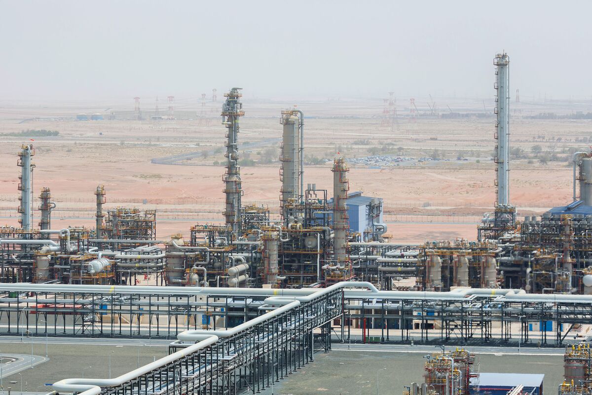 Major UAE Oil Refinery Returns to Full Capacity After War Hit