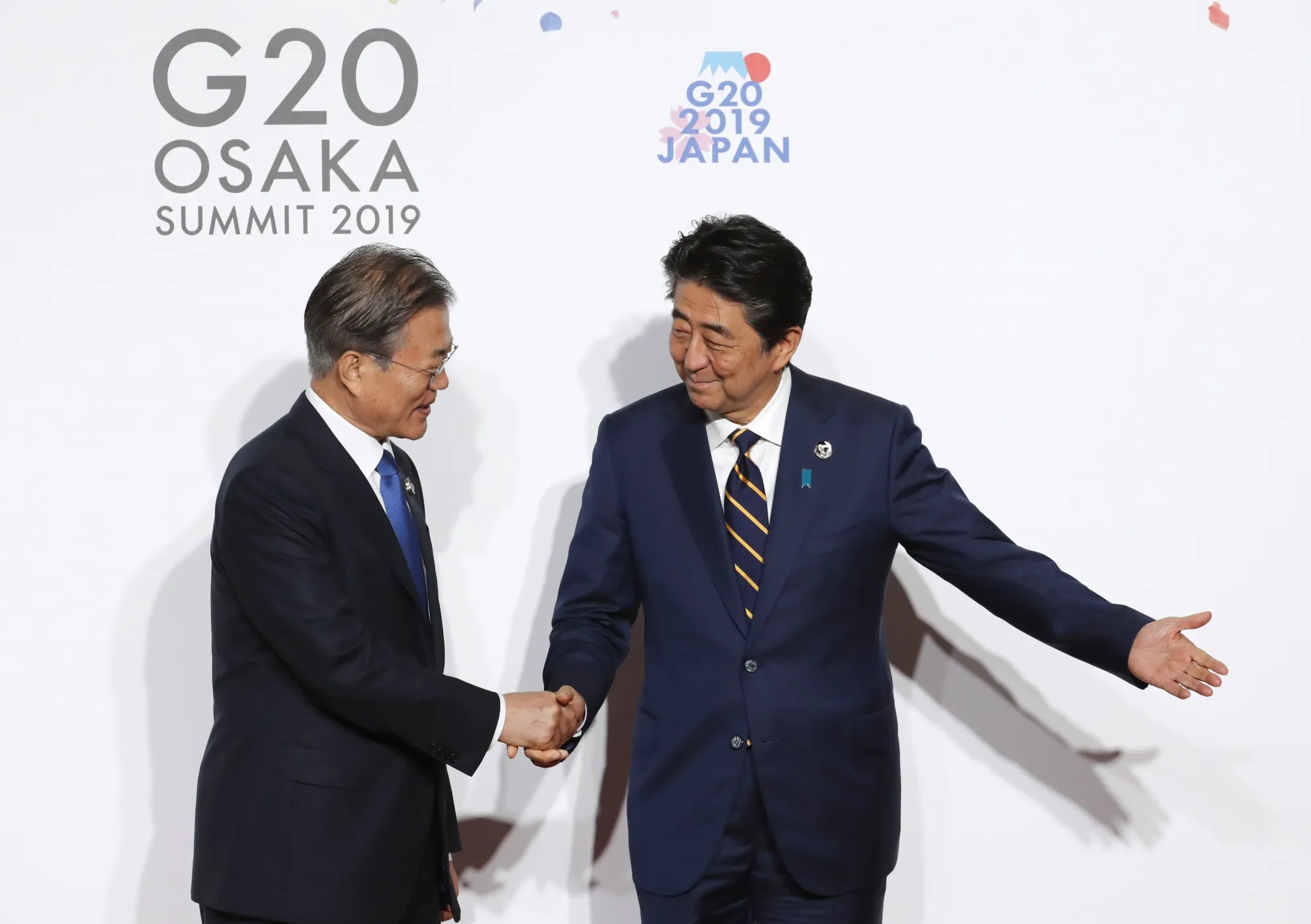 Moon Jae-in and Shinzo Abe