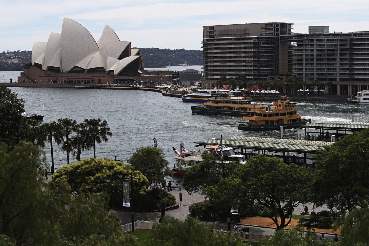 Australian Bond Sales Surge to Record as Investors Shun Dollar