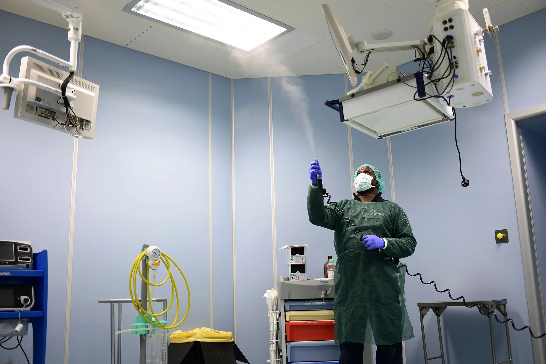 ITALY-HEALTH-VIRUS-SHADOW-WORKERS