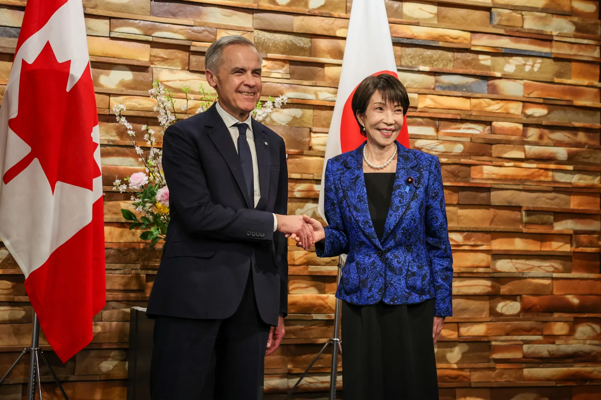 会談したカナダのカーニー首相と高市早苗首相