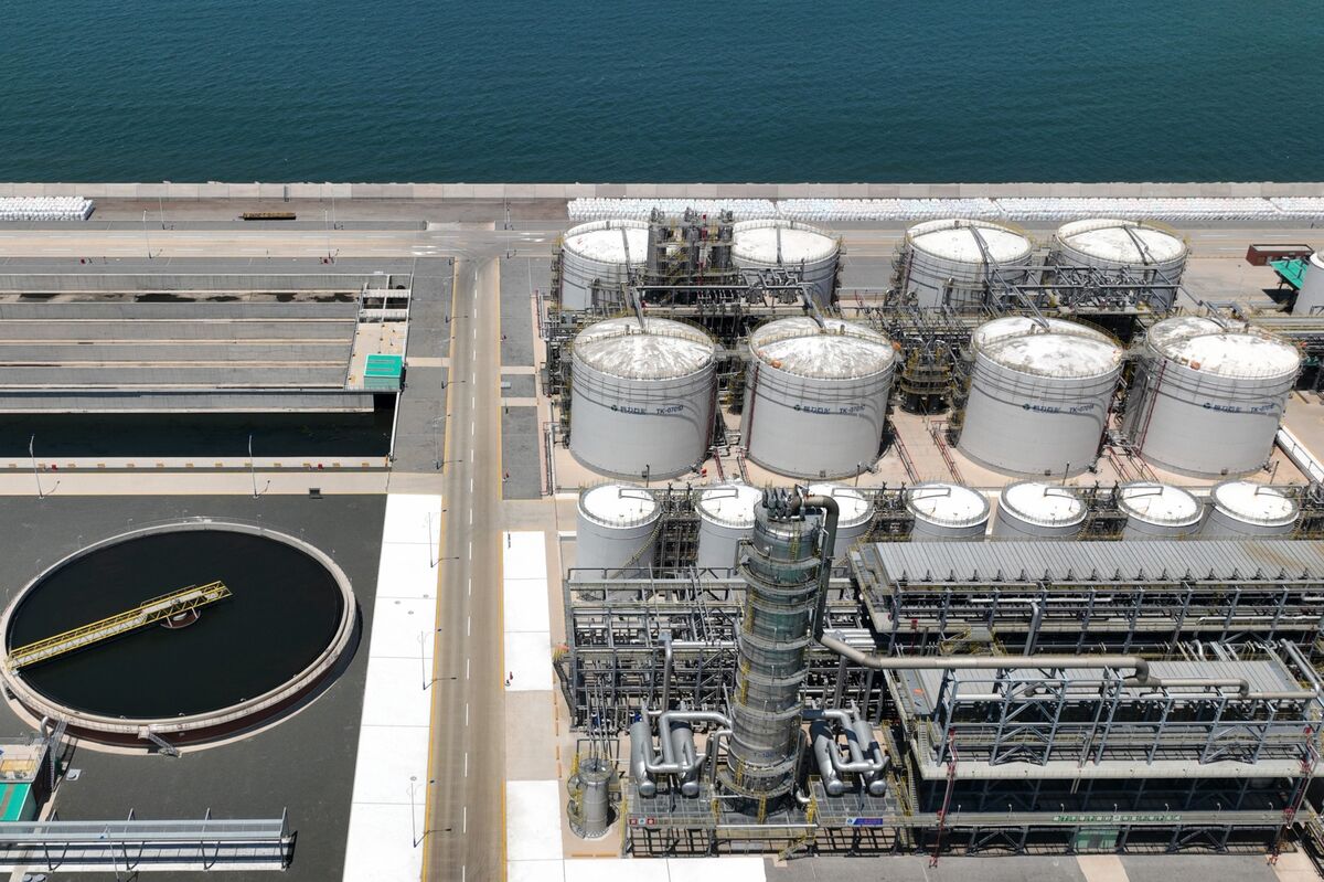 US Pulls China Into War Standoff With Refinery Sanctions