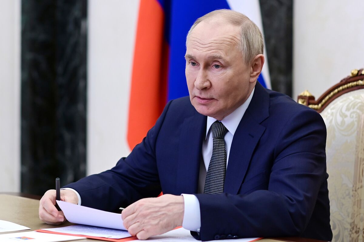 🟪"Putin ottimista per la telefonata con Trump: i leader europei temono un accordo frettoloso"