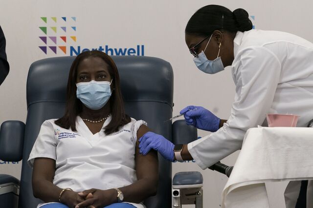 Sandra Lindsay receives her first dose of the Covid-19 vaccine on Dec. 14 in Queens.