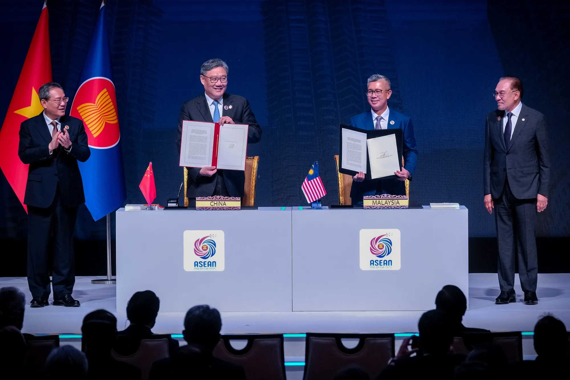 Tengku Zafrul, Malaysia’s minister of investment, trade and industry, second right,&nbsp;and Wang Wentao, China’s commerce minister, second left, during a signing ceremony for the ASEAN-China Free Trade Agreement (ACFTA) 3.0&nbsp;in Kuala Lumpur on Oct. 28.