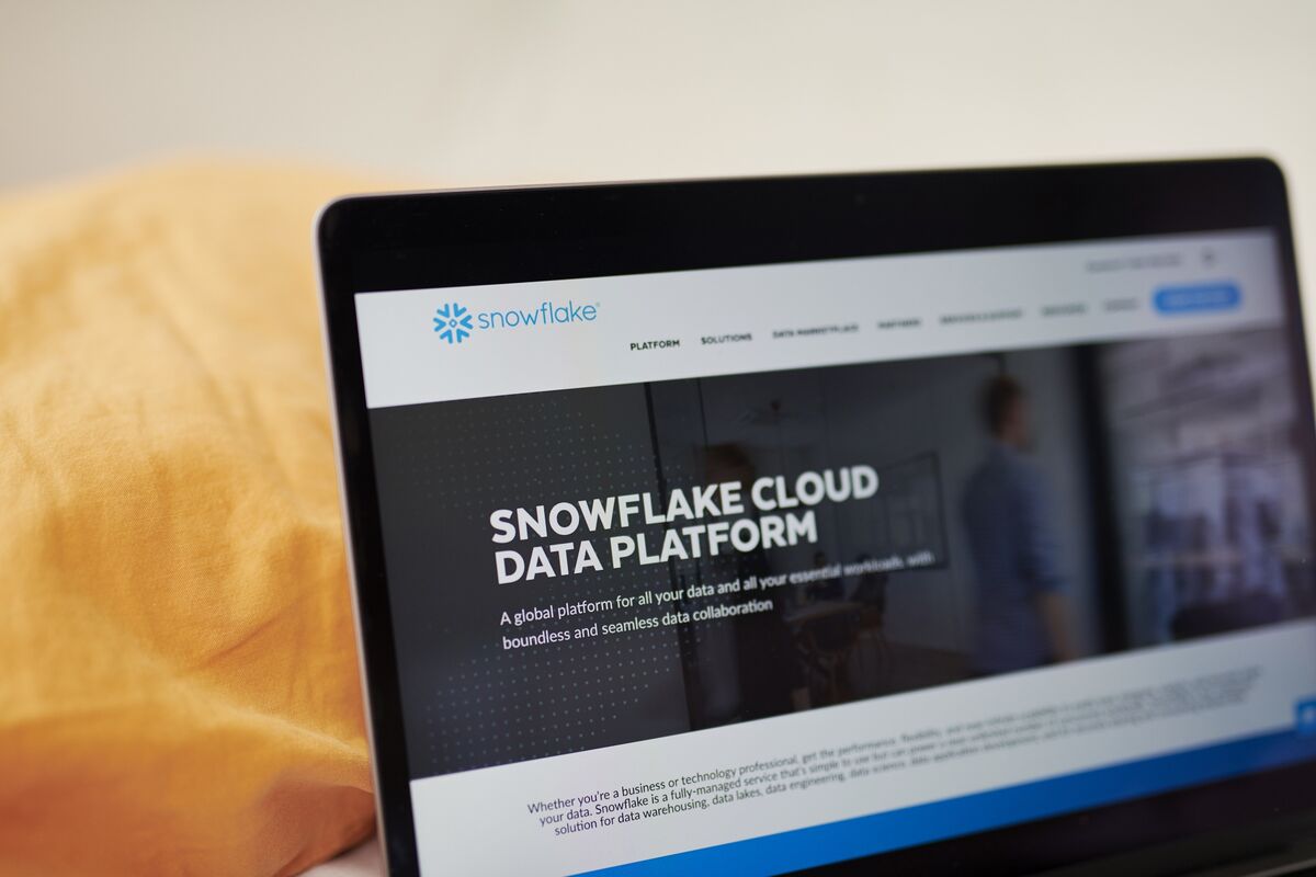 
                            Snowflake Gives Weak Profit Margin Outlook, Fueling AI Cost Fear