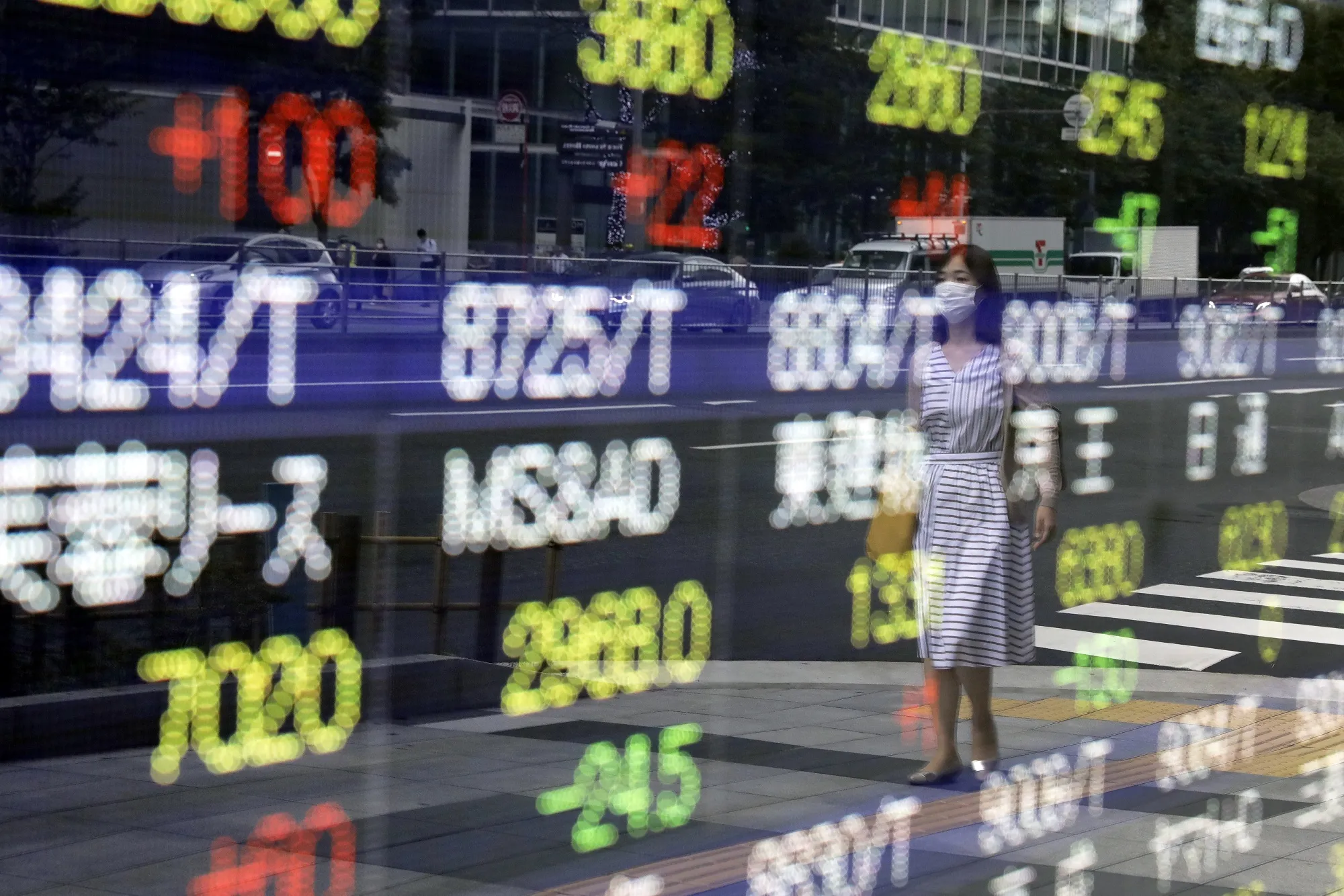 Japan Stocks Look to Cap Fourth Weekly Gain After Rate Decisions