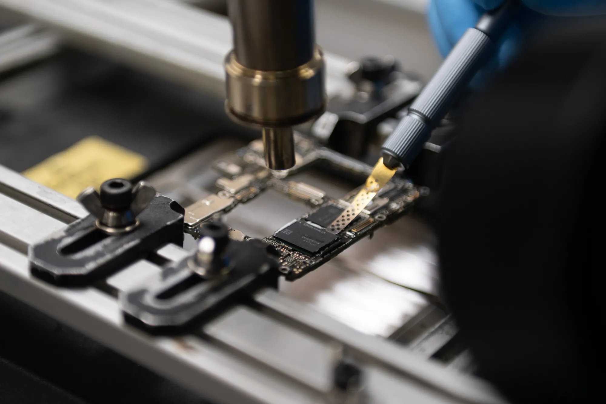 A specialist removes a Kirin 9000s chip fabricated in China by Semiconductor Manufacturing International Corp. (SMIC) from a Huawei Technologies Co. Mate 60 Pro smartphone.